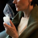 Mulher-fazendo-nebulizacao-doencas-respiratorias-Foto-Reproducao-Freepik
