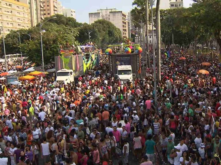 Parada-gay-em-salvador-edicao-2012-Foto-Reproducao-TV-Bahia