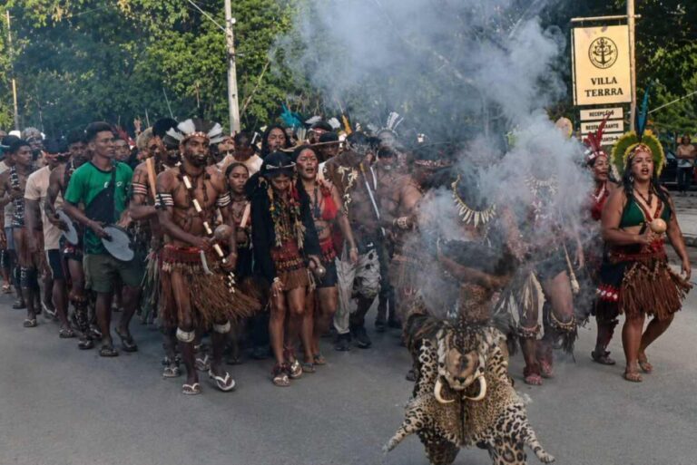 Pataxos-interditam-estrada-em-Arraial-dAjuda-em-protesto-contra-desocupacao-da-area