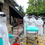 Pessoas-com-equipamentos-de-seguranca-contra-ebola-Foto-Tania-Rego