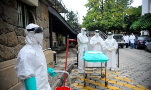 Pessoas-com-equipamentos-de-seguranca-contra-ebola-Foto-Tania-Rego