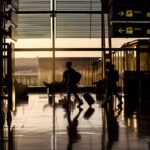 Pessoas-em-aeroporto-viajantes-viagens-Foto-Reproducao-Magnific-
