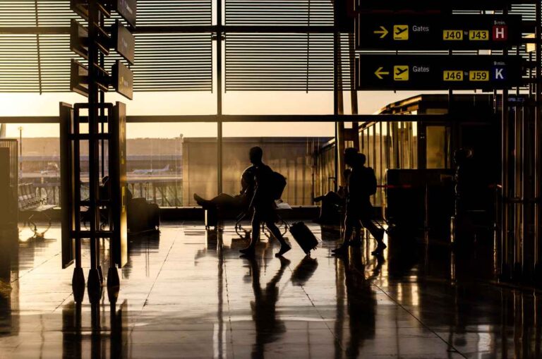 Pessoas-em-aeroporto-viajantes-viagens-Foto-Reproducao-Magnific-