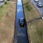 Porsche-cai-em-corrego-em-Salvador_-foto-TV-Bahia