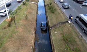 Porsche-cai-em-corrego-em-Salvador_-foto-TV-Bahia