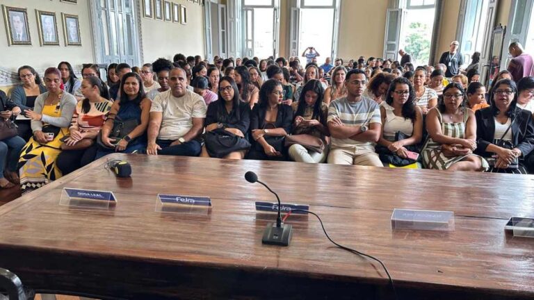 Posse-de-novos-professores-e-cuidadores-rede-municipal_-foto-PJ