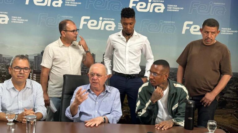 Prefeito-recebe-jogador-Anderson-Talisca-para-discutir-investimentos-e-projetos-para-o-esporte-em-Feira-de-Santana-Foto-Paulo-Jose-Acorda-Cidade