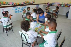 Professor-rede-municipal-de-ensino-sala-de-aula-alunos