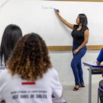 Professora-em-sala-de-aula-Foto-Ilustrativa-Andre-Fofano