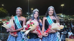 Rainha-do-Sao-Joao-Shirley-Santos-e-princesas-do-Sao-Joao-Dailma-dos-Santos-Lima-e-Leanny-da-Cruz-Marques-Foto-Ed-Santos-Acorda-Cidade-1
