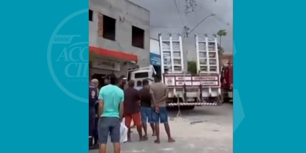Sete-pessoas-ficam-feridas-apos-caminhao-desgovernado-atingir-predio-de-reparticao-publica-Foto-Reproducao-TV-Subae