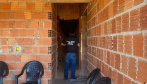 Suspeita-de-atacar-pai-e-irmaos-com-faca-e-presa-no-interior-da-Bahia