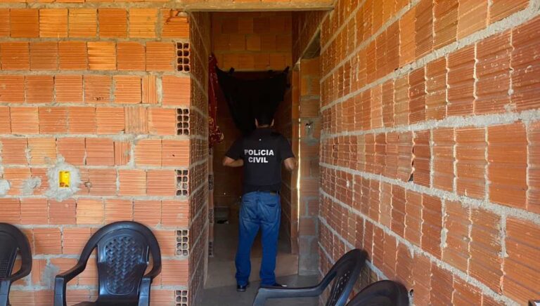 Suspeita-de-atacar-pai-e-irmaos-com-faca-e-presa-no-interior-da-Bahia