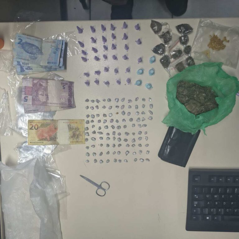 Suspeito-e-preso-em-flagrante-por-trafico-com-104-pedras-de-crack-e-outras-drogas-Foto-Reproducao-PMBA