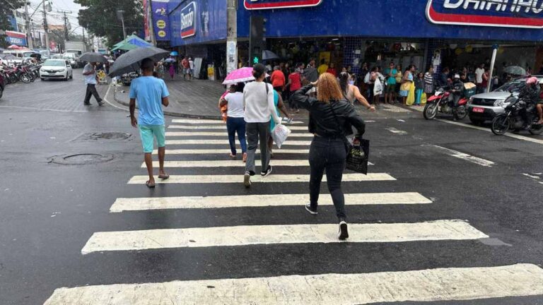 Transito-comercio-chuva-em-Feira_-foto-Paulo-Jose-2-1
