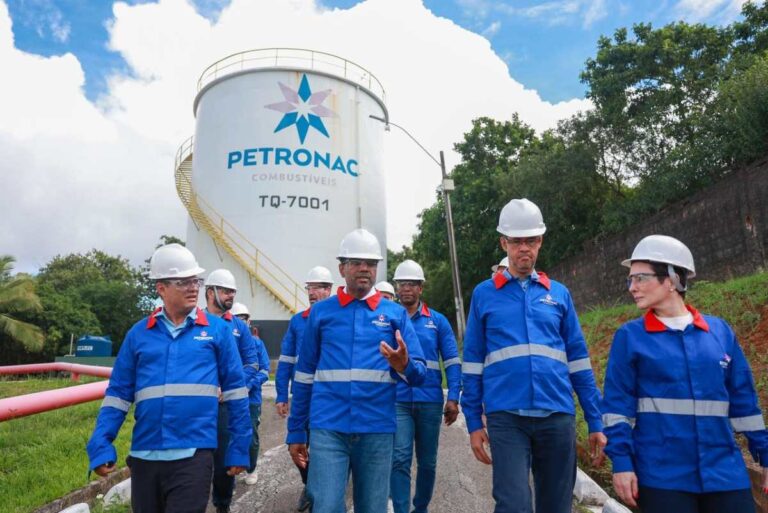 Visita-de-Marcio-Marinho-a-distribuidora-de-combustiveis_-Foto-Wadson-Souza