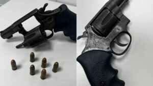 arma-de-fogo-apreendida-durante-ocorrecia-de-espancamento-de-suspeitos-de-assalto-no-bairro-jardim-cruzeiro-em-Feira-de-Santana-foto-divulgacao-