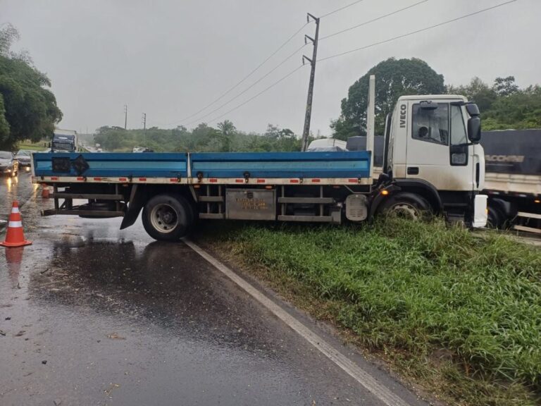 caminhao-acidente-BR-324-foto-divulgacao-