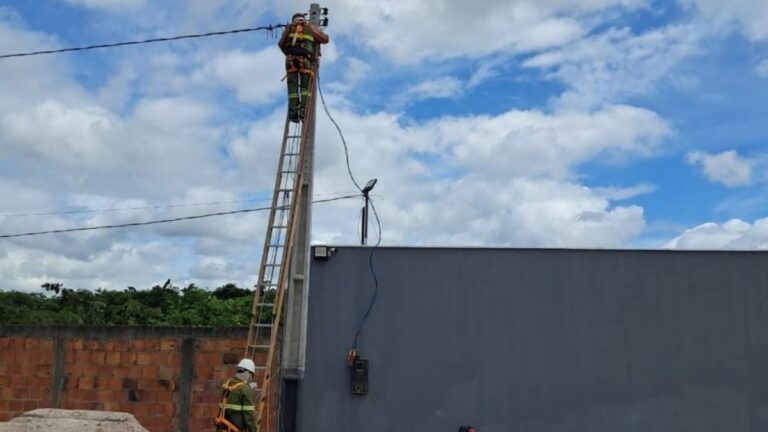 furto-de-energia-coelba-trabalhadores-poste-eletricidade-luz-foto-divulgacao-