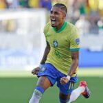 jogador-Raphinha-Selecao-Brasileira-Raphinha-celebra-gol-de-falta-pela-selecao-brasileira-Foto-Rafael-Ribeiro-CBF