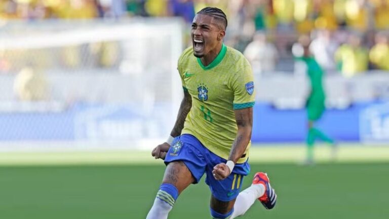 jogador-Raphinha-Selecao-Brasileira-Raphinha-celebra-gol-de-falta-pela-selecao-brasileira-Foto-Rafael-Ribeiro-CBF