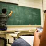 professores-professor-lousa-quadro-escrever-aula-foto-freepik