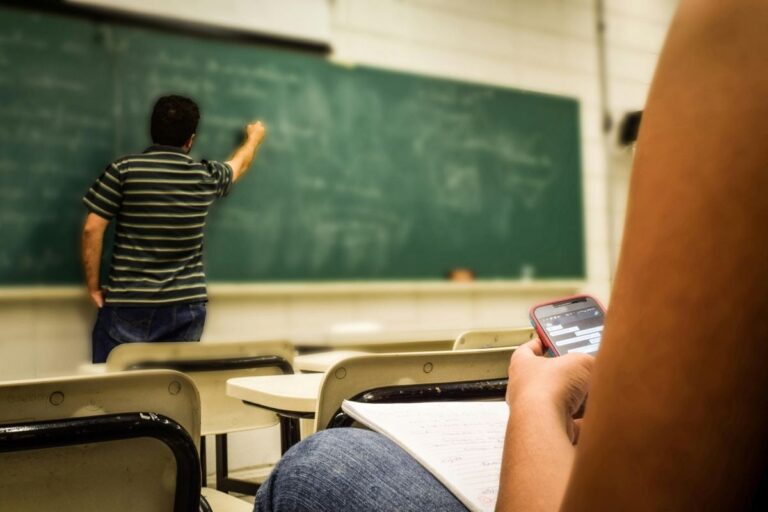 professores-professor-lousa-quadro-escrever-aula-foto-freepik