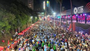 publico-Salvador-no-sabado-de-Carnaval-em-2026-foto-Sergio-Di-Salles-Acorda-Cidade-
