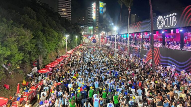 publico-Salvador-no-sabado-de-Carnaval-em-2026-foto-Sergio-Di-Salles-Acorda-Cidade-