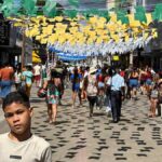 rua-movimentada-no-comercio-feirense