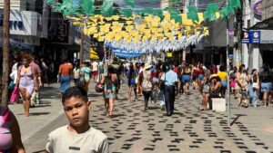 rua-movimentada-no-comercio-feirense