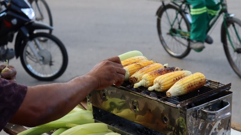 vendedor-ambulante-comercinante-informal-milho-verde-assado-alimento-comida-de-rua-Conceicao-do-Jacuipe-Berimbau-Foto-Jefferson-Araujo-Acorda-Cidade-01