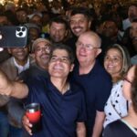 ACM-Neto-abracado-com-Jose-ronaldo-cidade-jadim-festival-foto-divulgacao-