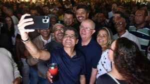 ACM-Neto-abracado-com-Jose-ronaldo-cidade-jadim-festival-foto-divulgacao-