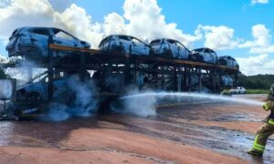 Caminhao-cegonha-com-11-carros-eletricos-pega-fogo-na-BR-101-em-Alagoinhas-Foto-Corpo-de-Bombeiros-Militar-da-Bahia-CBM-BA