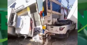 Caminhao-tombou-em-frente-a-supermercado-de-Itacare