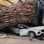 Carro-e-esmagado-por-carga-de-madeira-apos-caminhao-tombar-em-Salvador-Foto-Reproducao-Redes-sociais