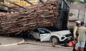 Carro-e-esmagado-por-carga-de-madeira-apos-caminhao-tombar-em-Salvador-Foto-Reproducao-Redes-sociais