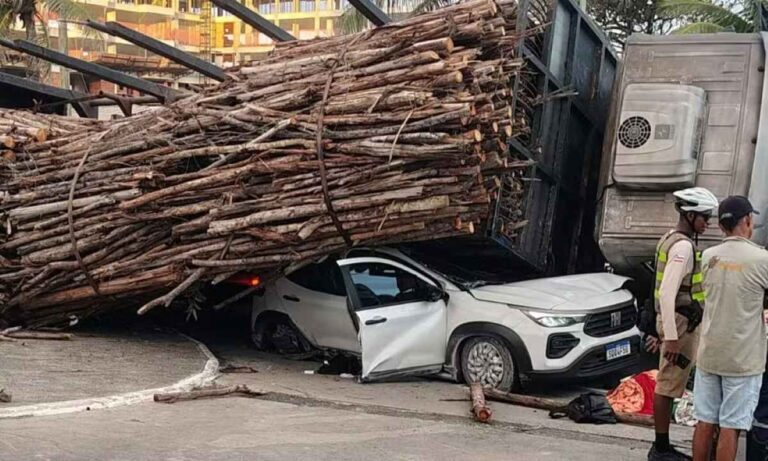 Carro-e-esmagado-por-carga-de-madeira-apos-caminhao-tombar-em-Salvador-Foto-Reproducao-Redes-sociais