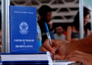 Carteira-de-Trabalho-Foto-Marcelo-Casal-Jr-Agencia-Brasil-040326