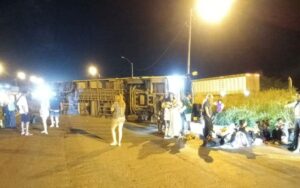 Cinco-pessoas-ficam-feridas-apos-onibus-tombar-na-BR-116-Foto-Redes-Sociais