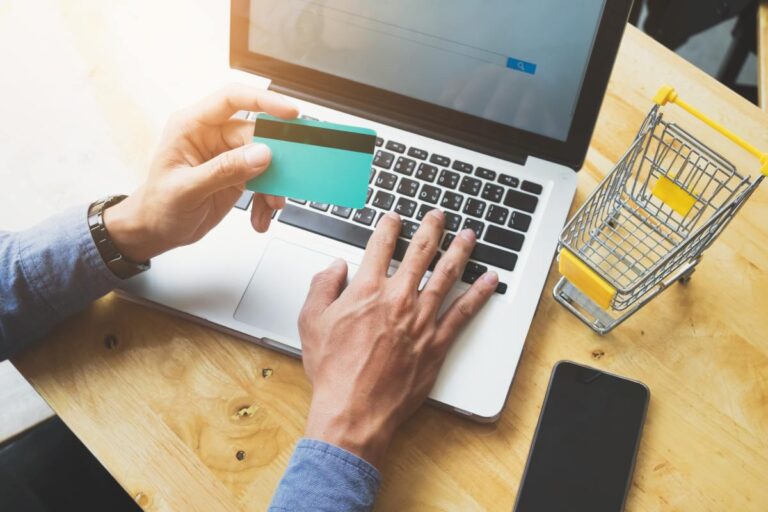 Compras-on-line-e-commerces-Foto-Reproducao-Magnific-ijeab