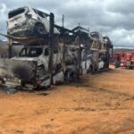 Dez-carros-ficam-destruidos-apos-incendio-em-caminhao-cegonha-Foto-Reproducao-Blog-Marcos-Frahm-230726