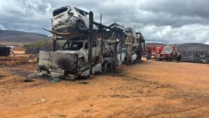 Dez-carros-ficam-destruidos-apos-incendio-em-caminhao-cegonha-Foto-Reproducao-Blog-Marcos-Frahm-230726