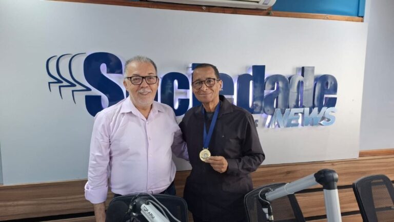Entrega-de-medalha-ao-jornalista-Dilton-Coutinho