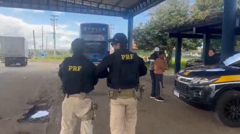 Fiscalizacao-a-onibus-na-BR-116-sul-pela-PRF