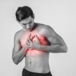 Homem-com-a-mao-no-peito-doencas-cardiacas-Foto-Reproducao-Magnific-jcomp