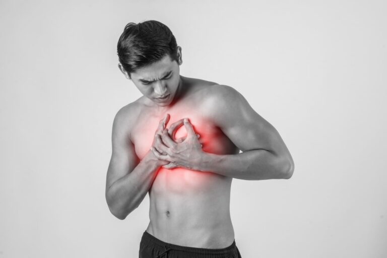 Homem-com-a-mao-no-peito-doencas-cardiacas-Foto-Reproducao-Magnific-jcomp