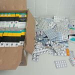 Homem-e-conduzido-a-delegacia-apos-apreensao-de-medicamentos-controlados-e-arma-de-choque-Foto-Peto-Duas-Rodas-1