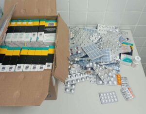 Homem-e-conduzido-a-delegacia-apos-apreensao-de-medicamentos-controlados-e-arma-de-choque-Foto-Peto-Duas-Rodas-1